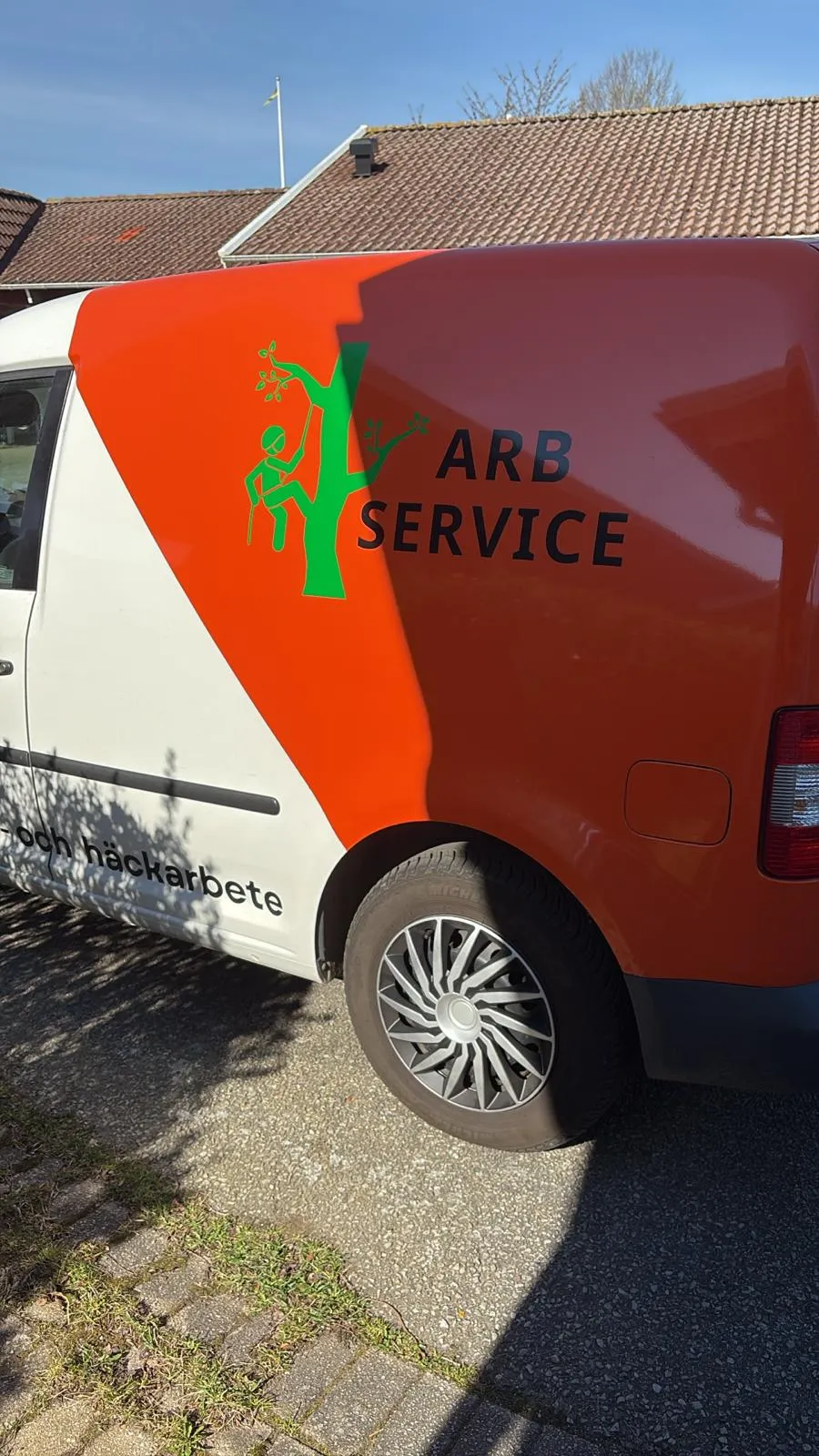 Arbservice servicebil i orange och vitt
